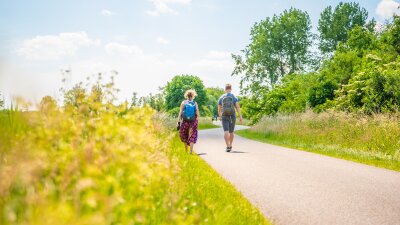 Camperplaats aan het water wandelen sneek